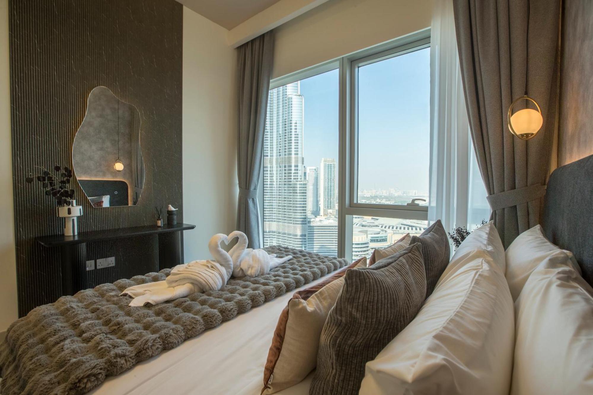 Full Burj Khalifa And Fountains Views